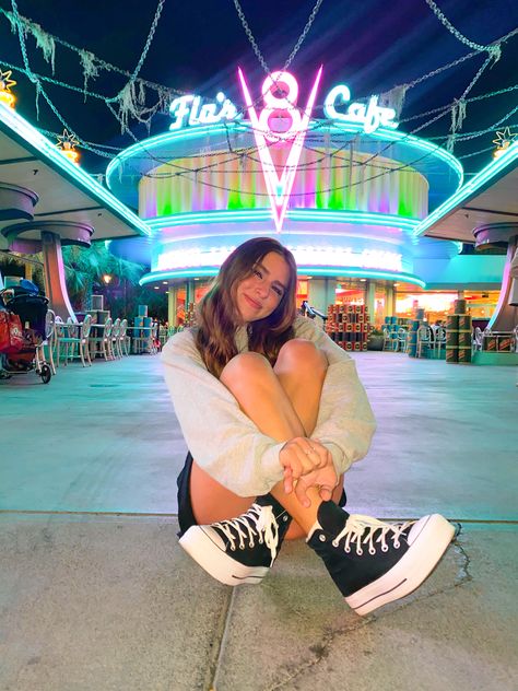 Disneyland Picture Poses, Disney California Picture Ideas, Disney California Photo Ideas, Photos To Take At Disneyland, Cute Disneyland Pictures, Theme Park Poses, Universal Instagram Pictures, Disneyland Inspo Pics, Disneyland Photo Spots