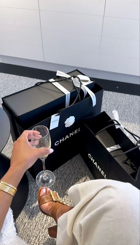 777 Chanel Shopping, Ig Baddies, Inspirational Life Photos, Living Paycheck To Paycheck, Paycheck To Paycheck, Life Vision Board, Rich Girl Lifestyle, Rich Lifestyle, Luxury Lifestyle Dreams