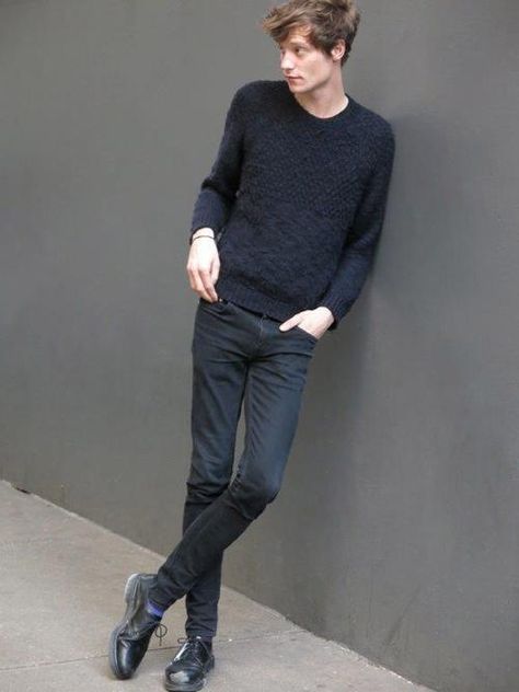 Matt Hitt 一深黑；高統皮靴粗曠，低筒皮鞋紳士。 Matt Hitt, Black V Neck Sweater, Gentleman Style, Tall Guys, Well Dressed, Male Models, Vneck Sweater, Sweater Outfits, A Man