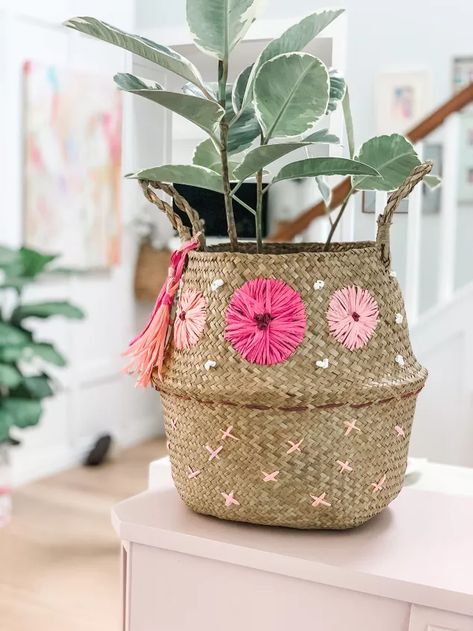 I have been really into colorful raffia lately! It looks great in so many DIY projects, like the "Raffia Fringe Bag." You will love to make this high-end style basket for your home. Step 1: I know some people are intimidated when you use the word embroider. But, this is so darn easy!This Seagrass Basket with the colorful raffia make it look like a high end purchase from Anthropologie.(If you work better with a step-by-step video you can scroll to the bottom this post.) Supplies:… Diy Seagrass Basket, Cabinet Makeover Diy, Beachy Crafts, Cloche Decor, Upcycle Furniture, Branches Diy, Sewing Creations, Grass Basket, Old Baskets