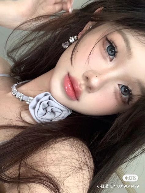 Xiaohongshu Halloween Costume, Xianghongshu Makeup, Mole Placement Makeup, Douyin On Dark Skin, Douyin Makeup On White Person, Ulzzang Girl Makeup, Douyin Photoshoot, Y2k Douyin, Douyin Instagram