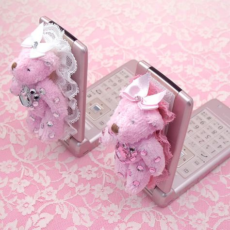 Gyaru Flip Phone, Gyaru Phone, Diy Princess Room, Pink Gyaru, Gyaru Y2k, Hime Gyaru, Pink Crafts, Pretty Pink Princess, Pink Glam