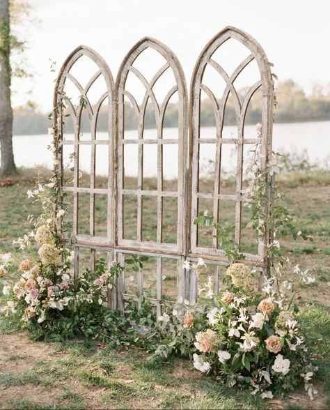 Garden Trellis Wedding Backdrop, Stained Glass Backdrop Wedding, Cathedral Arch Wedding Backdrop, Wedding Trellis Ideas, Tunang Ideas, Hoya Trellis, Wedding Trellis, Wedding Arbors, Wedding Alters