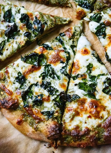 Kale pesto pizza: a simple and fun weeknight pizza | http://cookieandkate.com Clean Eating Pizza, Clean Eating Pizza Recipes, Pesto Pizza Recipe, Pizza Vegana, Vegan Pizza Recipe, Pizza Lasagna, Salad Kale, Kale Pesto, Pesto Pizza