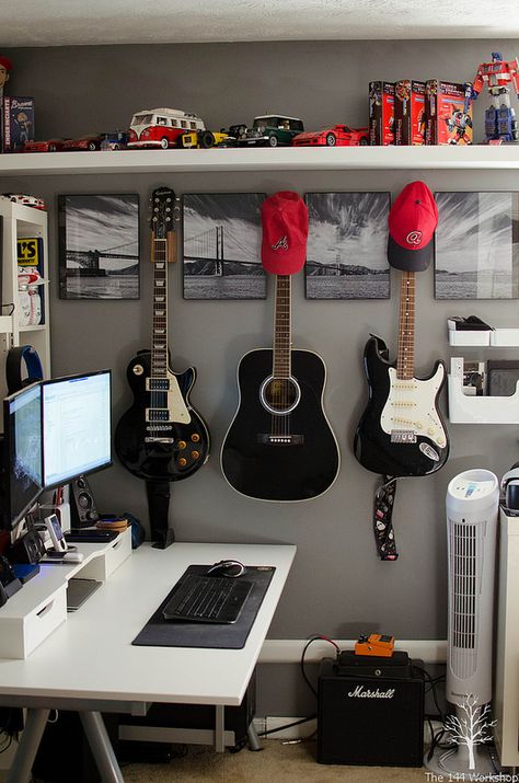 Guitar Room Ideas Small Spaces, Electric Guitar Setup Bedroom, Guitar Collection Room, Electric Guitar In Bedroom, Guitarist Room, Guitarist Bedroom Aesthetic, Room Guitar Aesthetic, Small Room Setup, Music Bedroom