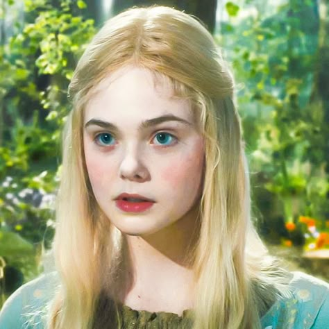 Character Inspiration Brunette, Teen Girl Movies, Ellie Fanning, Real Life Princesses, Disney Live Action Movies, Dakota And Elle Fanning, Cute Hairstyles For School, Disney Live, Teen Actresses