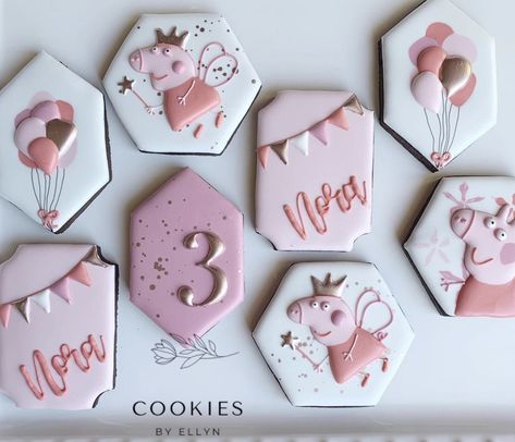 Peppa Pig Sugar Cookies, Peppa Pig Cookies Decorated, Peppa Pig Cookies, Pig Cakes, Pig Cookie, Holiday Food Crafts, Royal Icing Sugar Cookies, Decorating Sugar Cookies, Icing Sugar Cookies