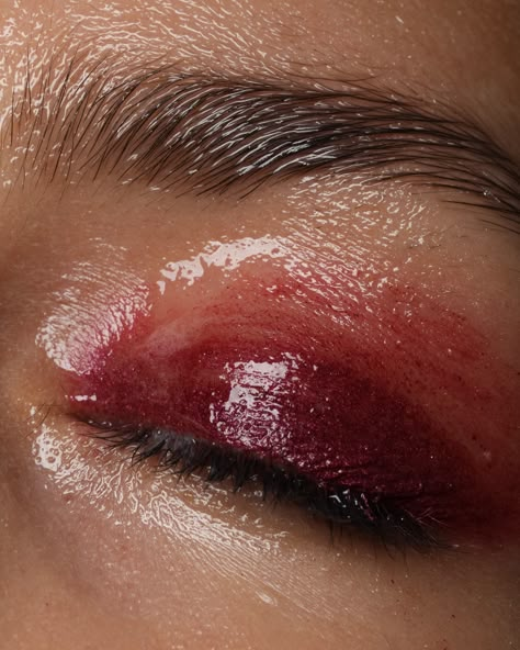 red wet eye makeup Wet Skin Reference, Wet Look Eyeshadow, Wet Eye Makeup, Wetlook Makeup, Wet Hair Photography, Wet Look Photoshoot Inspiration, Blood Makeup Look, Wet Editorial, Wet Look Makeup