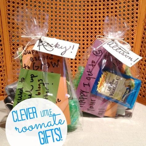 Clever little roommate gifts for camps and conferences! Roommate Gift Ideas, College Roommate Gift, College Ready, Service Ideas, Disney College Program, Roommate Gifts, Dorm Inspiration, Birthday Surprise Boyfriend, Camp Crafts