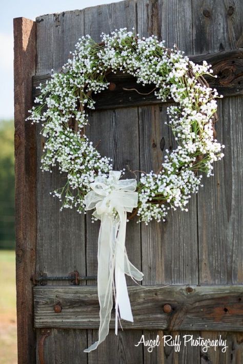 Baby's breath wreath for country wedding #babybreath #weddingwreath Wedding Door Wreaths, Deco Champetre, Wedding Doors, Church Wedding Decorations, Church Flowers, Wedding Wreaths, Floral Ideas, Church Decor, Baby's Breath