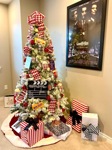 Movie theatre christmas tree, harlequin ribbon, movies and candy boxes Christmas Movie Night, Movie Themed Party, Ribbon Ideas, Christmas Background Images, Tree Ribbon, Flocked Christmas Trees Decorated, Christmas Interiors, Black Christmas Trees, White Christmas Trees