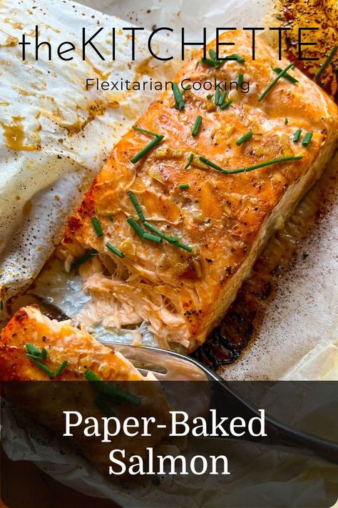 Salmon In Parchment Paper, Salmon In Parchment, Parchment Paper Recipes, Papillote Recipes, Bake Salmon, Honey Salmon, Garlic Salmon, Parchment Paper Baking, Honey Soy