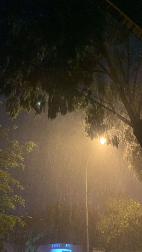 Night Rain Snap, Rainy Photos, City Rain, Rain Pictures, Rainy Day Aesthetic, Boy Blurred Pic, I Love Rain, Night Rain, Love Rain