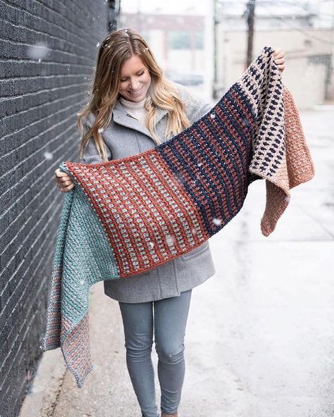 Britt Schmiesing (@britt.schmiesing) • Instagram photos and videos Blanket Scarf Pattern, Crochet Blanket Scarf, Bookmark Crochet, Statement Scarf, Scarf Chunky, Chunky Crochet Blanket, Crochet Hack, Scarf Yarn, Chunky Blanket