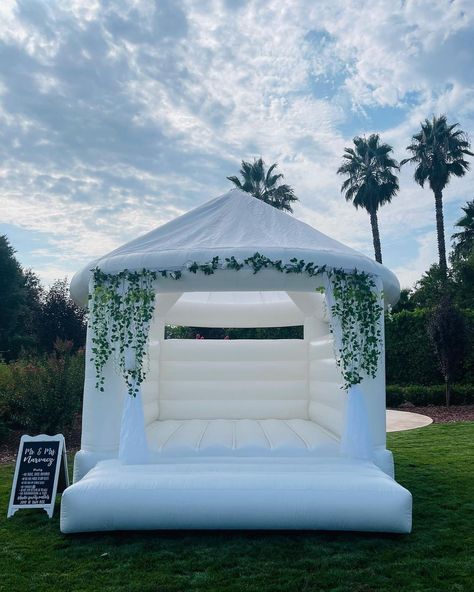 Wedding Jump House, Bouncy House Business, White Bouncy House, Wedding Bounce House, Wedding Games For Kids, White Bounce House, Jump House, Fun Wedding Games, Jumping Castle