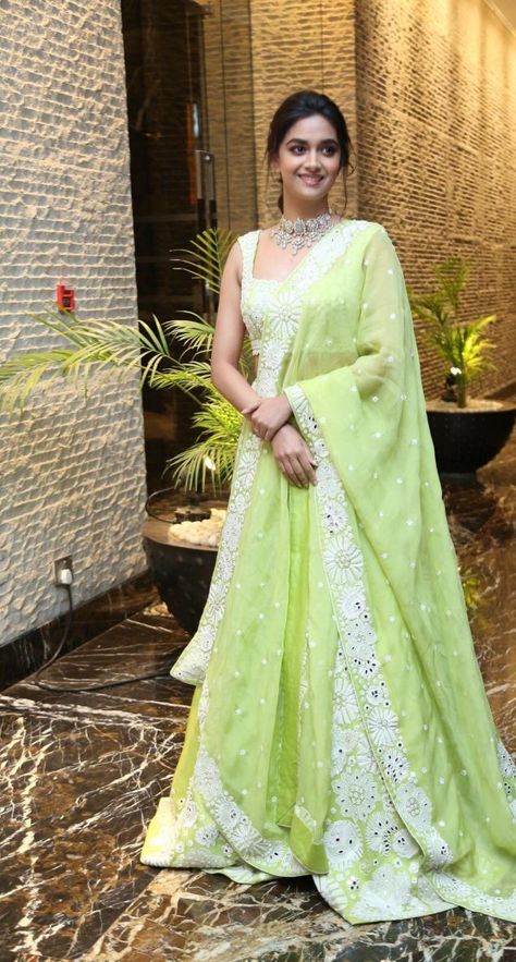 Keerthy Suresh in a lime green lehenga set at goodluck sakhi pre release event 1 Lime Green Lehenga, Ghagra Design, Lehenga Material, Kreethi Suresh, Traditional Dresses Indian, Kirti Suresh, Cinderella Movie, Indian Women Fashion, Simple Lehenga