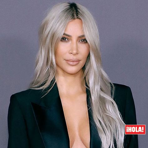 Kim Kardashian piel White Streak Hair, Blonde Hair Olive Skin, Ash Grey Balayage, Hair Olive Skin, Streak Hair, Makeup Tricks And Tips, Women With Gray Hair, Grey Hair Ideas, Grey Balayage