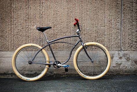 'street klunker' mode by a completely unusable thingamabob, via Flickr Klunker Bike, Vintage Mountain Bike, Rat Rod Bike, Bicycle Diy, Road Bike Vintage, Schwinn Bike, Cruiser Bikes, Beach Bicycle, Beach Cruiser Bikes