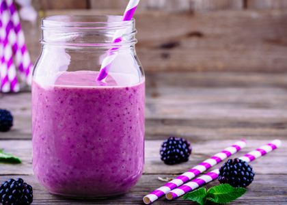 Nut Butter Smoothie, Blackberry Smoothie Recipes, Super Healthy Smoothie Recipes, Healthy Breakfast Bowl, Super Healthy Smoothies, Milkshake Flavours, Blackberry Smoothie, High Protein Smoothies, Vanilla Smoothie