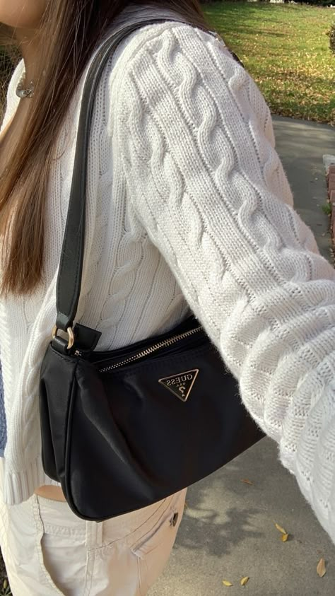 Mini Handbags Aesthetic, Should Bag Outfit, Cute Shoulder Bag Aesthetic, Guess Purse Outfit, Guess Shoulder Bag Outfit, Guess Black Bag, Black Shoulder Bag Aesthetic, Medium Shoulder Bag, Shoulder Bag Aesthetic Outfit