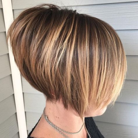 Short Stacked Bob with Short Layers in the Back Caramel Bob, Karen Haircut, Asymmetrical Bob Short, Short Stacked Bobs, Trendy Short Hairstyles, Short Pixie Bob, Super Short Haircuts, Medium Short Haircuts, Κούρεμα Bob