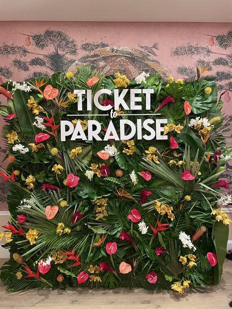 Tropical Flower Wall Backdrop, Tropical Greenery Backdrop, Tropical Floral Backdrop, Tropical Photobooth Ideas, Tropical Booth Design, Tropical Party Photo Backdrop, Tropical Bar Design Outdoor Spaces, Tropical Selfie Wall, Tropical Photo Backdrop Diy