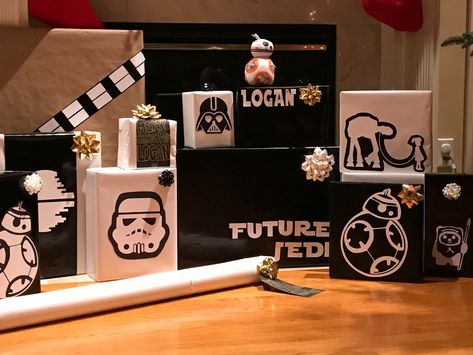 Star Wars, wrapping gifts Star Wars Gift Wrapping Ideas, Star Wars Gift Wrapping Ideas Diy, Star Wars Wrapping Ideas, Star Wars Gift Box Ideas, Star Wars Themed Gifts For Boyfriend, Diy Gifts For Star Wars Fans, Starvwars Gifts, Craft Paper Wrapping, Lego Star Wars Party