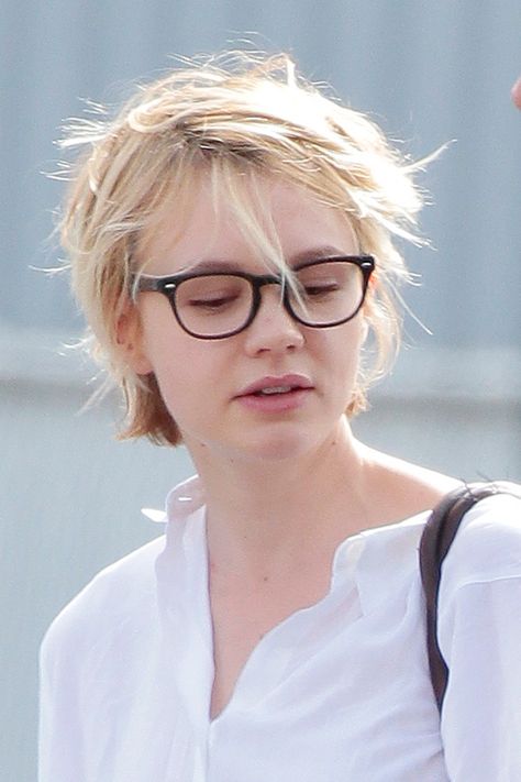 Carey Mulligan - what a cute pixie crop looks like without a stylist's help. Still love it! Carey Mulligan Hair, Celebrity Short Haircuts, Brittany Daniel, Chelsea Kane, Celebrity Short Hair, Rebecca Romijn, Carey Mulligan, Mandy Moore, Modern Hairstyles