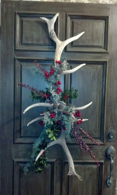 25 Top outdoor Christmas decorations on Pinterest - Easyday Antler Ideas, Deer Antler Decor, Antler Crafts, Antler Art, Deer Decor, Door Decoration, Diy Decoration, Noel Christmas, Country Christmas