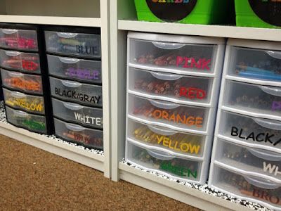 Controlling My Chaos: Tips for the Classroom that Really Work--sort markers, crayons, pencils by color Colored Pencil Storage, Crayon Storage, Crayon Organization, Marker Storage, Class Organization, Math Interactive Notebook, Pencil Storage, Classroom Storage, New Classroom