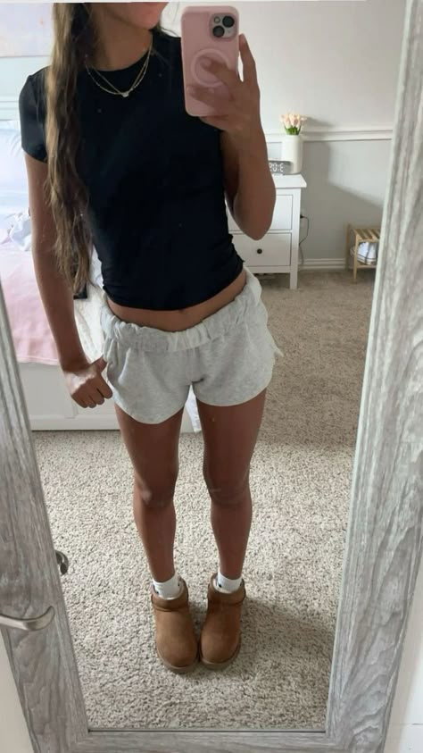 Cozy Shorts Outfit, Chill Outfits Spring, Winter Outfits Shorts, Ugg Fits, Jeans Outfit Ideas, Black Jeans Outfit, School Fit, Casual Preppy Outfits, Trendy Outfits For Teens