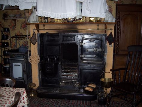 1910s kitchen at Beamish Museum Victorian Kitchens, Edwardian Kitchen, 1920s Kitchen, Hearth Tiles, Gorgeous Fireplaces, Cooking Range, Cast Iron Stove, Victorian Kitchen, House Restoration