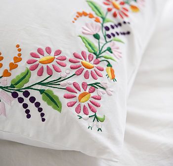 Pratesi Bedding, Pillow Cases Diy, Cushion Embroidery, Pillow Embroidery, Embroidery Lessons, Hand Embroidery Kit, Embroidery Videos, Hand Embroidery Flowers, Embroidery Flowers Pattern