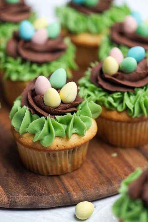 Mini Eggs Cupcakes, Easy Chicken Cupcakes, Easter Cupcakes With Mini Eggs, Cupcakes For Easter Ideas, Easter Nest Cupcakes, Mini Easter Cupcakes, Easter Egg Cupcakes, Easter Mini Cakes, Easter Cupcake Ideas Easy