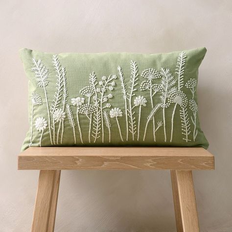 Embroidery On Pillow, Embroidery Pillow Covers, Embroidery Pillows, Embroidery Napkins, Cushion Cover Pattern, Weaving Loom Diy, Cushion Embroidery, Simple Hand Embroidery Patterns, Hand Embroidered Pillows