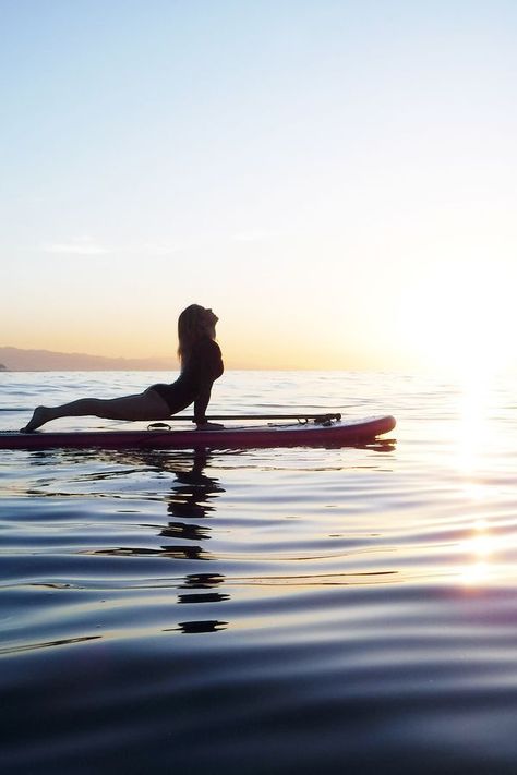 SUP zählt zu den wichtigsten TrendsportartenIn Kombination mit Yoga ist Stand Up Paddling sogar noch effektiverMehr auf ELLE.de lesen. Sjana Elise, Not A Victim, Hata Yoga, Paddle Boarding Pictures, Beauty Fotografie, Sup Girl, Paddle Board Yoga, Surfer Girls, Stand Up Paddling