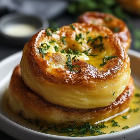 Yorkshire Pudding Recipe - Eggcellent Recipes Irish Pudding, Stuffed Yorkshire Pudding, Yorkshire Pudding Dinner, Yorkshire Pudding Recipe, British Food Traditional, Roast Dinners, Yorkshire Pudding Recipes, Yorkshire Puddings, British Dishes