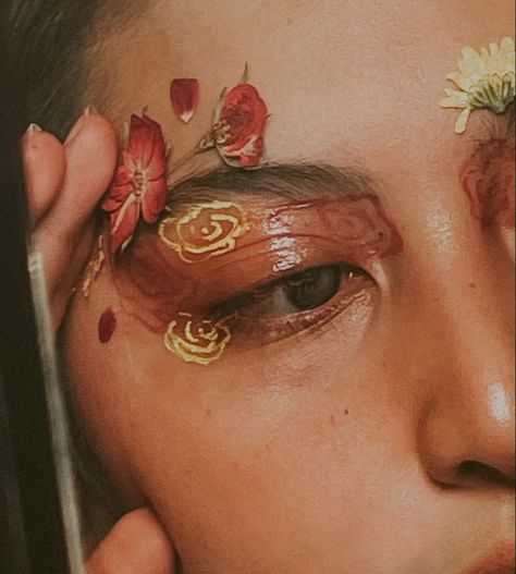 Delineado con flores Roses Makeup Look, Flower Liner Makeup, Rose Makeup Look Flower, Rose Makeup Flower, Hadestown Makeup, Persephone Makeup Inspiration, Rose Inspired Makeup, Flower Makeup Aesthetic, Floral Eyeliner