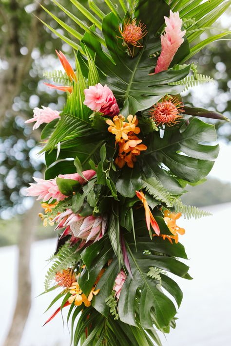 Tropical Beach Wedding Decorations, Tropical Garland Wedding, Tropical Wedding Arch Ideas, Tropical Altar, Tropical Wedding Arch, Island Theme Wedding, Tiki Backyard, Tropical Garland, Tropical Arrangements