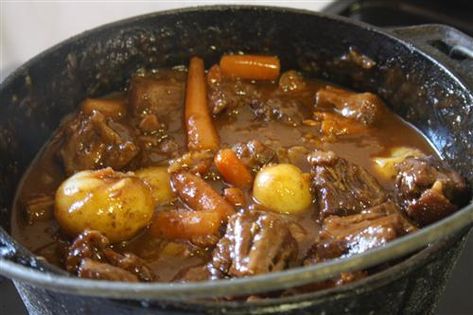 Oxtail Potjie, South Africa Food, South African Dishes, Oxtail Stew, Oxtail Recipes, African Cooking, South African Recipes, African Food, Beef Stew