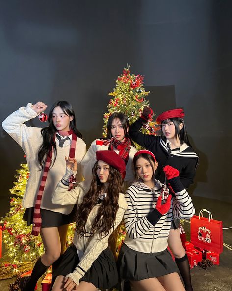 New Jeans Style, Dance Kpop, Artist Style, Kpop Outfits, Kpop Girl Groups, Korean Girl, South Korean Girls, New Hair, Happy Holidays