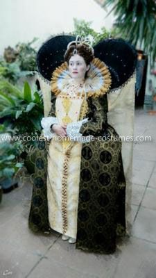 Homemade Queen Elizabeth I Costume: I made this Homemade Queen Elizabeth I Costume for a costume party at work. The crown is made out of wire and paper mache with fake pearls and jewels hot Elizabeth The First, Covered Coat Hangers, Nightmare Before Christmas Costume, 16th Century Fashion, Homemade Costumes, Creative Costumes, Costume Diy, Christmas Costume, Paint Stripes