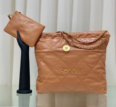 Chanel 22 Bag, Chanel 22, Brown Bags, Brown Gold, Cloth Bags, Handbag Accessories, Chanel Bag, Chanel Classic, Luxury Bags