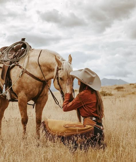 Cowgirl With Guitar, Cowgirl Photoshoot With Horse, Cowboy Shoot, Photos With Horses, Punchy Cowgirl, Western Shoot, Cowgirl Photography, Horse Photo Shoot, Horse Photoshoot Ideas