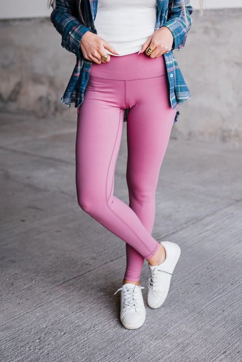 Pink Leggings Outfit, Yoga Leggings Outfit, Gym Outfit Ideas, Activewear Trends, Yoga Aesthetic, Leggings Activewear, Leggings Outfits, Buttery Soft Leggings, Legging Fits