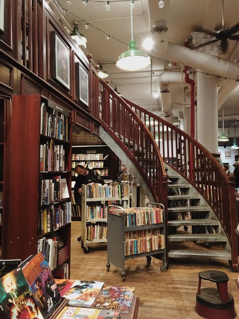 Housing Works Bookstore, Bookshop Café, Cafe Nyc, Cosy Cafe, Indoor Balcony, Bookstore Cafe, Cafe Bakery, Nora Ephron, Book Cafe