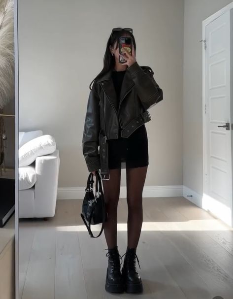 Outfits With Black Tights Winter, Girls Night Out Outfit Winter, Black Mini Skirt Outfit, Biker Girl Outfits, Dark Outfits, Leather Jacket Outfits, Miniskirt Outfits, Edgy Outfits, Looks Style