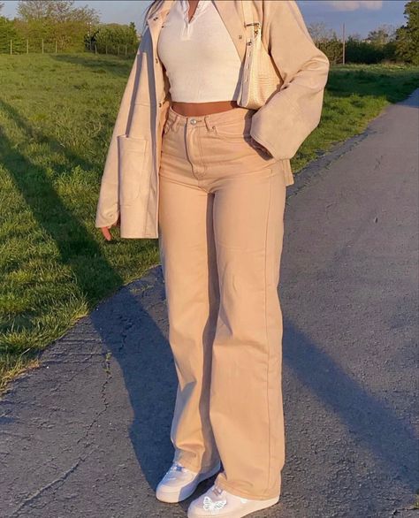 Creme Jeans Outfit, Tan Jeans Outfit, Beige Jeans Outfit, Brown Jeans Outfit, Colored Pants Outfits, Peach Jeans, Jean Beige, Clothing Board, Outfits Con Jeans