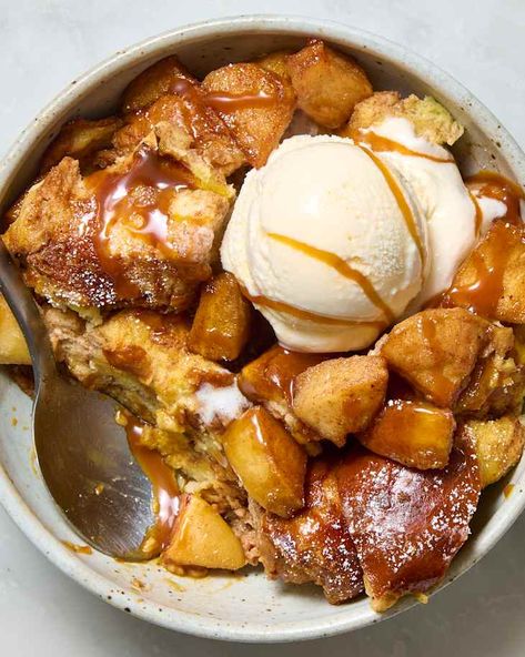 Apple Bread Pudding Recipe, Classic Bread Pudding, Apple Bread Pudding, Magical Food, Fall Eats, Bread Pudding With Apples, Bread Puddings, Holiday Sweets, Waffle Cookies