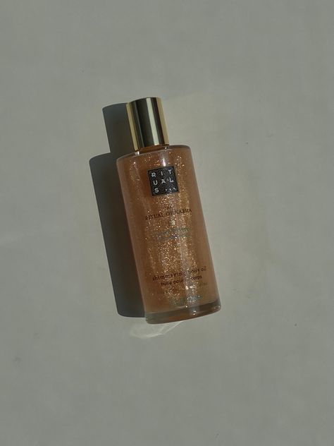 Brightning shimmer oil #summer #summervibes #vacation #aesthetic #fashion #cosmetics Skincare Organiser, Shimmer Oil, Body Shimmer, Shimmer Body Oil, Vacation Aesthetic, Fall 24, List Ideas, Summer Bag, Makeup Items